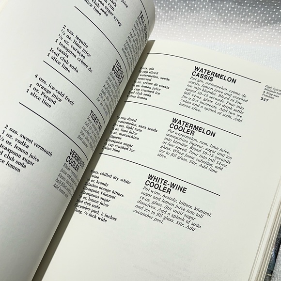 VTG. 70’s Playboy's Host & Bar Book -Hardcover - Picture 3 of 14